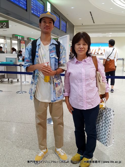 専門学校ライフジュニアカレッジ-専門学校-ライフジュニアカレッジ-LifeJrCollege-海外留学プログラム--海外留学-留学-エドモンズコミュニティカレッジ-アメリカ-ワシントン州-リンウッド-留学期間-1年以上-長期留学プログラム-滞在先-ホームステイ-校内学生寮-英語-Naha Airport-mother