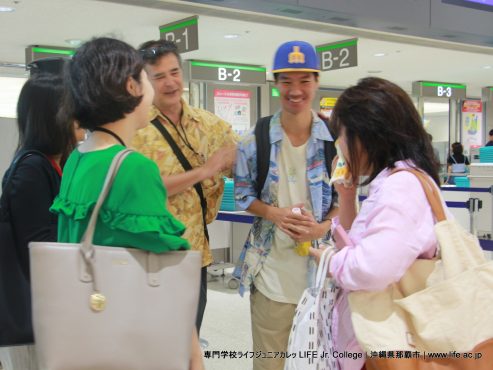 専門学校ライフジュニアカレッジ-専門学校-ライフジュニアカレッジ-LifeJrCollege-海外留学プログラム--海外留学-留学-エドモンズコミュニティカレッジ-アメリカ-ワシントン州-リンウッド-留学期間-1年以上-長期留学プログラム-滞在先-ホームステイ-校内学生寮-英語-Naha Airport-mother cry