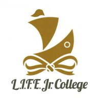 logo 学校法人 成道学園 沖縄県知事認可専修学校 専門学校ライフジュニアカレッジ 〒900-0037 沖縄県那覇市辻1丁目1番28号 TEL. 098-867-2811 FAX.098-867-2812 Eメール： info@life.ac.jp URL： https://life.ac.jp HELLO WORLD! We Are LIFE Jr. College in Okinawa, Japan! あなたの未来を今すぐ始めましょう！留学・国際ビジネス・観光・ホテル・大学編入・英語で世界と繋がる仕事をめざす！ ・国際ビジネス科・国際ビジネスコース ・国際ビジネス科・留学準備コース ・観光科・ホテルエキスパートコース ・観光科・トラベルホスピタリティコース ・オリジナル留学プログラム