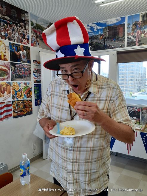 アメリカの文化を体験して楽しんでください！ 2023 ハッピー独立記念日ホットドッグランチパーティー！ 一般生徒のアメリカ独立記念日クラスアクティビティ！  | 沖縄 専門学校ライフジュニアカレッジ LIFE Jr College - Okinawa | 2023 Happy 4th of July Hot Dog Lunch Party! General Students' U.S. Independence Day class activity! PHOTO Pickard Mark