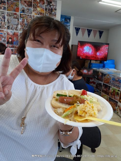 アメリカの文化を体験して楽しんでください！ 2023 ハッピー独立記念日ホットドッグランチパーティー！ 一般生徒のアメリカ独立記念日クラスアクティビティ！  | 沖縄 専門学校ライフジュニアカレッジ LIFE Jr College - Okinawa | 2023 Happy 4th of July Hot Dog Lunch Party! General Students' U.S. Independence Day class activity! PHOTO Okuma