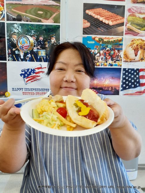 アメリカの文化を体験して楽しんでください！ 2023 ハッピー独立記念日ホットドッグランチパーティー！ 一般生徒のアメリカ独立記念日クラスアクティビティ！  | 沖縄 専門学校ライフジュニアカレッジ LIFE Jr College - Okinawa | 2023 Happy 4th of July Hot Dog Lunch Party! General Students' U.S. Independence Day class activity! PHOTO Asako