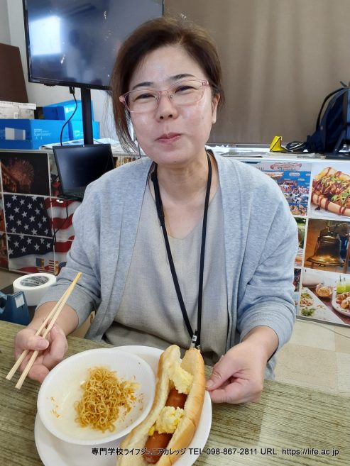 アメリカの文化を体験して楽しんでください！ 2023 ハッピー独立記念日ホットドッグランチパーティー！ 一般生徒のアメリカ独立記念日クラスアクティビティ！  | 沖縄 専門学校ライフジュニアカレッジ LIFE Jr College - Okinawa | 2023 Happy 4th of July Hot Dog Lunch Party! General Students' U.S. Independence Day class activity! PHOTO Kuninaka Yukimi