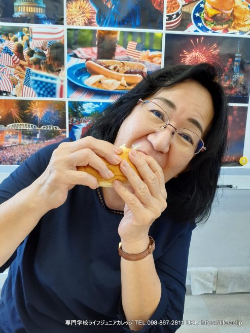 アメリカの文化を体験して楽しんでください！ 2023 ハッピー独立記念日ホットドッグランチパーティー！ 一般生徒のアメリカ独立記念日クラスアクティビティ！  | 沖縄 専門学校ライフジュニアカレッジ LIFE Jr College - Okinawa | 2023 Happy 4th of July Hot Dog Lunch Party! General Students' U.S. Independence Day class activity! PHOTO Yamauchi 
