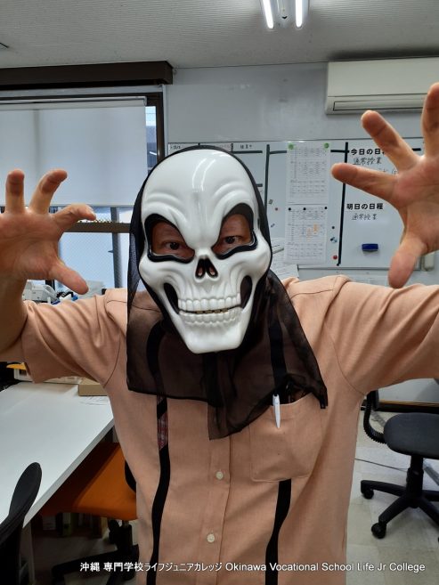 ハッピーハロウィンパーティー（英語特別授業）2023! Special English Class: the Happy Halloween Party 2023!  Okinawa Vocational School Life Jr College 沖縄 専門学校ライフジュニアカレッジ | Photo 16