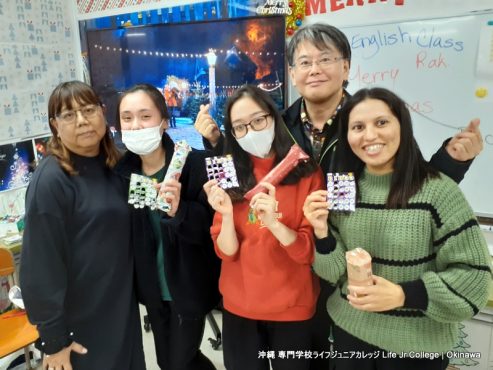 2023年メリークリスマスパーティーは大盛況でした！ The 2023 Merry Christmas Party (Special English Class) was a spectacular party! There was lots of joy, laughter, and fellowship! Merry Christmas to you! STUDENT Game winners 6