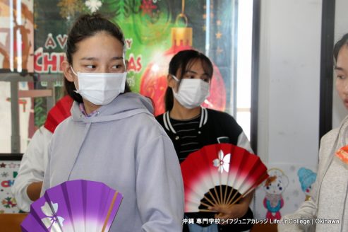 生徒たちは日本文化の授業で日本舞踊を学びました。 International Students learned traditional Japanese dance in their Japanese culture class.  picture 6
