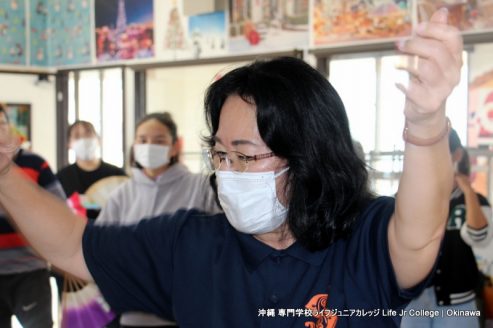 生徒たちは日本文化の授業で日本舞踊を学びました。 International Students learned traditional Japanese dance in their Japanese culture class.  picture 5
