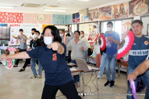 生徒たちは日本文化の授業で日本舞踊を学びました。 International Students learned traditional Japanese dance in their Japanese culture class.  picture 7
