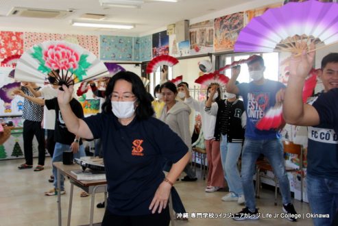 生徒たちは日本文化の授業で日本舞踊を学びました。 International Students learned traditional Japanese dance in their Japanese culture class.  picture 3
