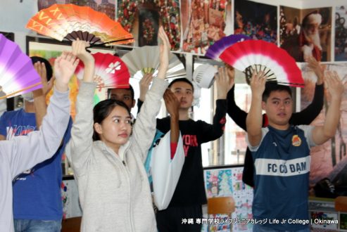 生徒たちは日本文化の授業で日本舞踊を学びました。 International Students learned traditional Japanese dance in their Japanese culture class.  picture 22