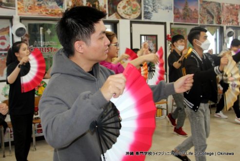 生徒たちは日本文化の授業で日本舞踊を学びました。 International Students learned traditional Japanese dance in their Japanese culture class.  picture 41