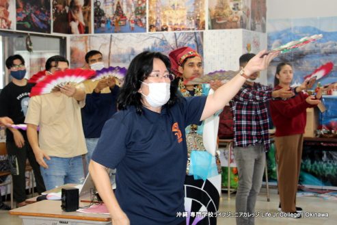 生徒たちは日本文化の授業で日本舞踊を学びました。 International Students learned traditional Japanese dance in their Japanese culture class.  picture 9
