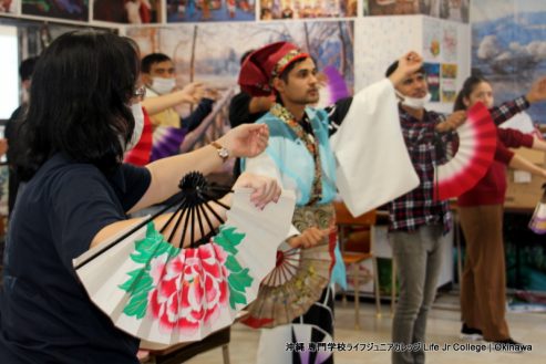 生徒たちは日本文化の授業で日本舞踊を学びました。 International Students learned traditional Japanese dance in their Japanese culture class.  picture 44