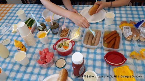 7月4日 一般生徒クラス活動 (2024) US Independence Day Hot Dog Lunch Party table setting