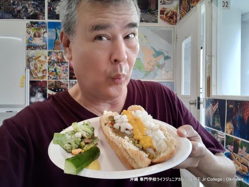 7月4日 一般生徒クラス活動 (2024) US Independence Day Hot Dog Lunch Party hot dog with topping side dishes Mark Pickard homeroom teacher
