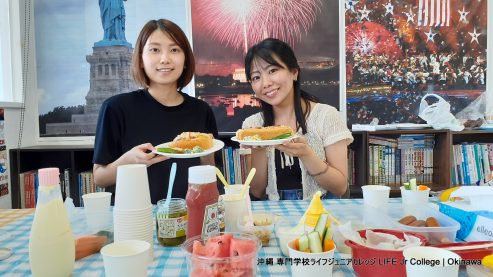 7月4日 一般生徒クラス活動 (2024) US Independence Day Hot Dog Lunch Party general students pose