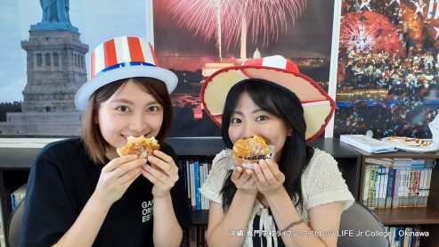 7月4日 一般生徒クラス活動 (2024) US Independence Day Hot Dog Lunch Party hot dog with topping and side dishes general students posing with Uncle Sam hats 