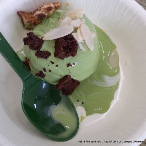 アイスクリームサンデーパーティー（一般生徒の授業活動）！おいしくて楽しい！ Ice Cream Sundae Party (General Students Class Activity)! So much fun! One student's ice cream sundae with selected toppings 