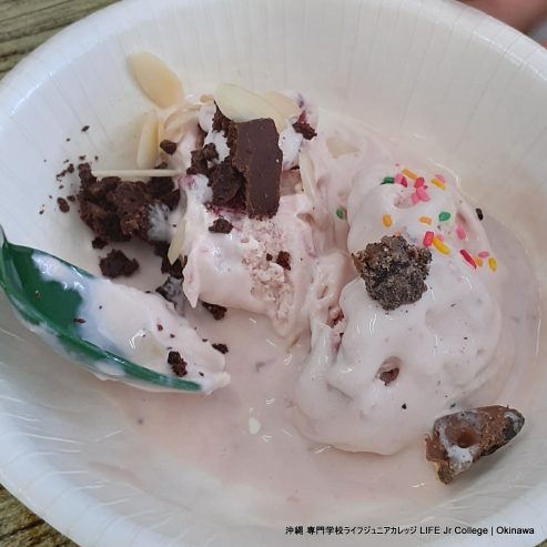 アイスクリームサンデーパーティー（一般生徒の授業活動）！おいしくて楽しい！ Ice Cream Sundae Party (General Students Class Activity)! So much fun! Another student's custom ice cream sundae with personalized toppings 