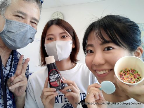 アイスクリームサンデーパーティー（一般生徒の授業活動）！おいしくて楽しい！ Ice Cream Sundae Party (General Students Class Activity)! So much fun! General students posing with homeroom teacher (Mark Pickard) 
