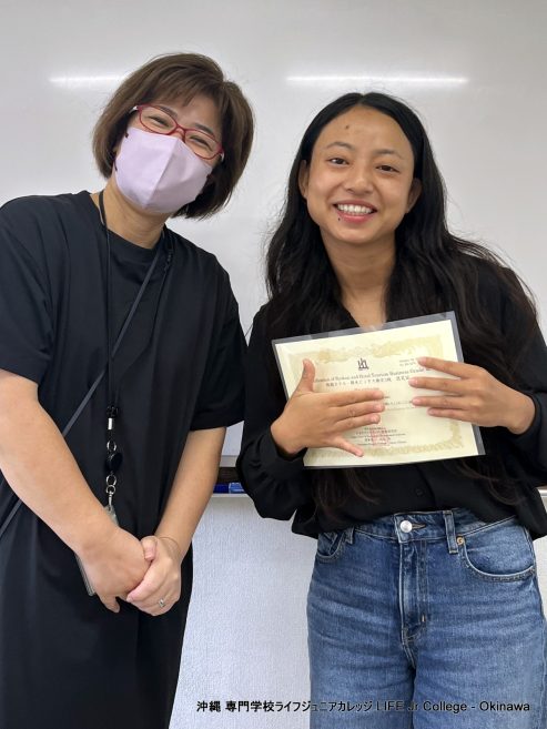 旅館ホテル・観光ビジネス検定！全員合格です！すごいですね！おめでとうございます！

2年生の皆さん、一生懸命頑張ってくれてありがとう！また、専門学校ライフジュニアカレッジのビジネス科の先生方にも、お疲れ様でした！

Certification of Ryokan and Hotel Tourism Business Grade III! They all passed! That's terrific! Congratulations on your success! 

Congratulations to all of the 2nd year students for trying their very best! Furthermore, congratulations to the teachers of the Business Department here at Vocational College LIFE Jr College for all of their hard work! 4 