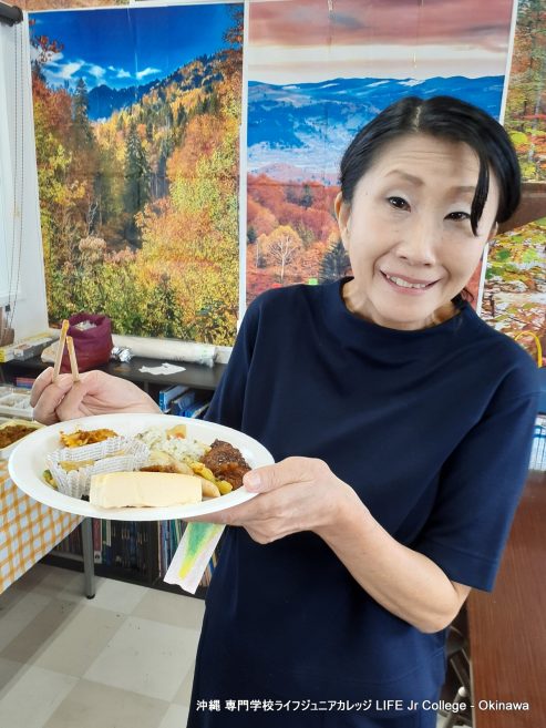 日本人学生のホームルームクラス活動「インターナショナルフードパーティー」は大成功でした！ Japanese students' homeroom class activity "The International Food Party" was a great success! Eating3