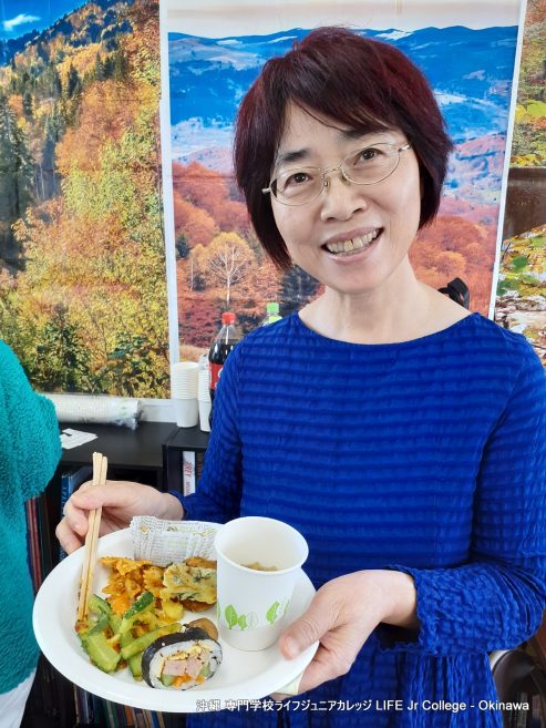 日本人学生のホームルームクラス活動「インターナショナルフードパーティー」は大成功でした！ Japanese students' homeroom class activity "The International Food Party" was a great success! Eating4