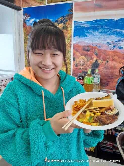 日本人学生のホームルームクラス活動「インターナショナルフードパーティー」は大成功でした！ Japanese students' homeroom class activity "The International Food Party" was a great success! Eating5