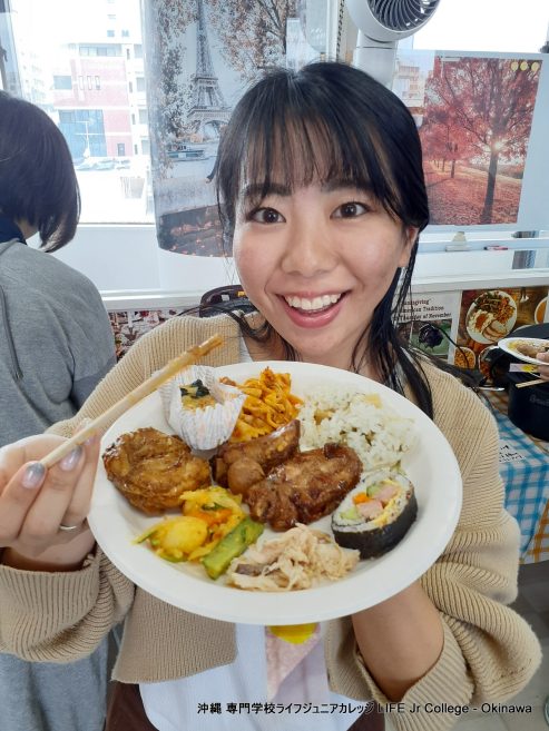 日本人学生のホームルームクラス活動「インターナショナルフードパーティー」は大成功でした！ Japanese students' homeroom class activity "The International Food Party" was a great success! Eating6