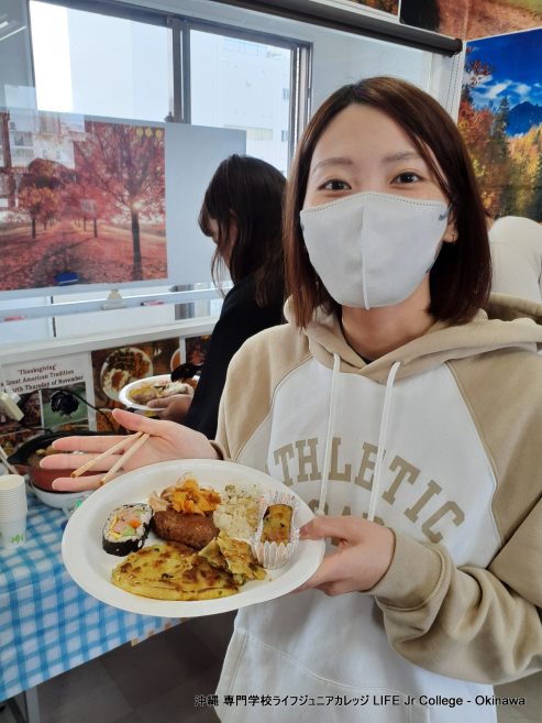 日本人学生のホームルームクラス活動「インターナショナルフードパーティー」は大成功でした！ Japanese students' homeroom class activity "The International Food Party" was a great success! Eating7
