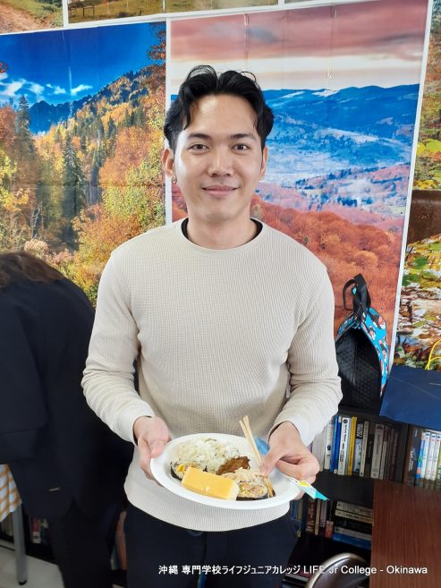 日本人学生のホームルームクラス活動「インターナショナルフードパーティー」は大成功でした！ Japanese students' homeroom class activity "The International Food Party" was a great success! Eating8