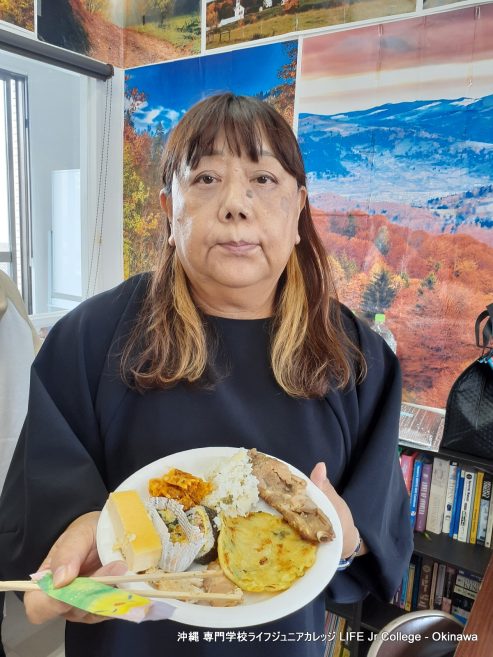 日本人学生のホームルームクラス活動「インターナショナルフードパーティー」は大成功でした！ Japanese students' homeroom class activity "The International Food Party" was a great success! Eating9