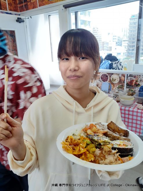日本人学生のホームルームクラス活動「インターナショナルフードパーティー」は大成功でした！ Japanese students' homeroom class activity "The International Food Party" was a great success! Eating10