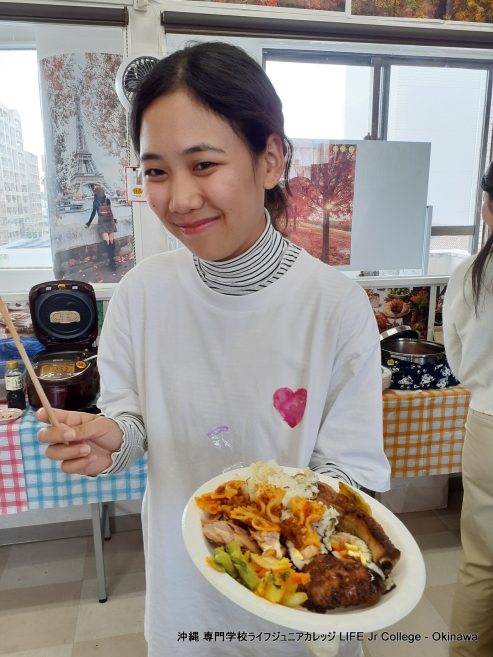 日本人学生のホームルームクラス活動「インターナショナルフードパーティー」は大成功でした！ Japanese students' homeroom class activity "The International Food Party" was a great success! Eating14