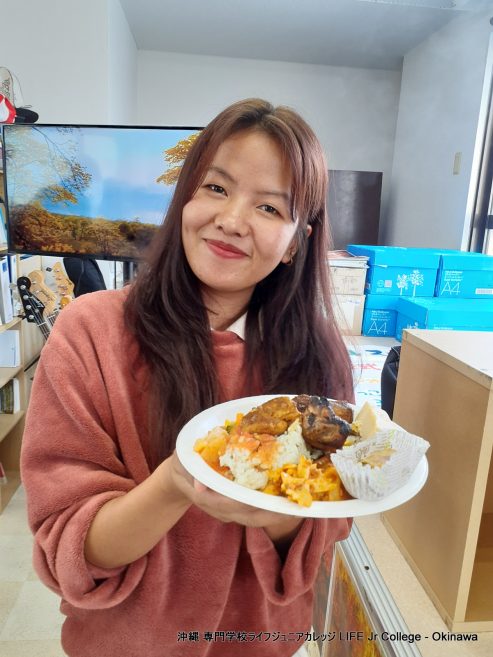 日本人学生のホームルームクラス活動「インターナショナルフードパーティー」は大成功でした！ Japanese students' homeroom class activity "The International Food Party" was a great success! Eating11