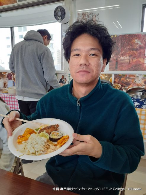 日本人学生のホームルームクラス活動「インターナショナルフードパーティー」は大成功でした！ Japanese students' homeroom class activity "The International Food Party" was a great success! Eating12