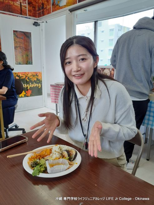 日本人学生のホームルームクラス活動「インターナショナルフードパーティー」は大成功でした！ Japanese students' homeroom class activity "The International Food Party" was a great success! Eating13