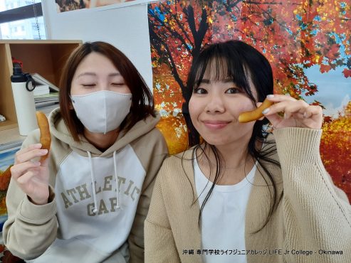 日本人学生のホームルームクラス活動「インターナショナルフードパーティー」は大成功でした！ Japanese students' homeroom class activity "The International Food Party" was a great success! Enjoying3