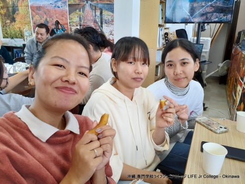 日本人学生のホームルームクラス活動「インターナショナルフードパーティー」は大成功でした！ Japanese students' homeroom class activity "The International Food Party" was a great success! Enjoying2
