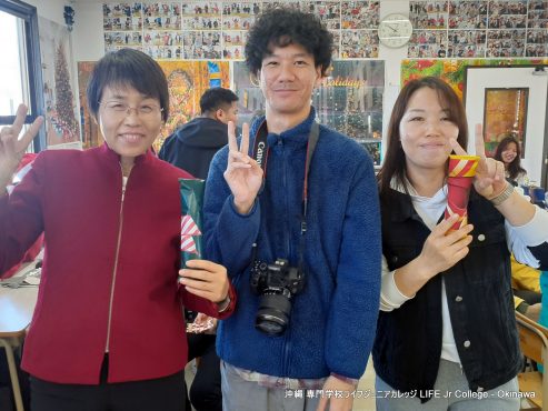 12月25日（水）メリークリスマスパーティー（英語特別授業） Merry Christmas Party 2024 🎅
アップデート：

2024年のメリークリスマスパーティー（特別英語クラス）は、全員にとって間違いなく楽しい時間でした。ほとんどの日本人学生と留学生にとって、このパーティーは人生初のクリスマスのお祝い体験でした。2024年のメリークリスマスパーティーを学生に大好評にするために協力してくれた英語科主任のマーク・ピカード氏、その他の英語教師、担任教師に心から感謝します。専門学校ライフジュニアカレッジの私たち全員が、皆さんがメリークリスマスと2025年の幸せな新年を過ごされることを心から願っています。

このブログ投稿には厳選した写真をアップロードしましたが、専門学校ライフジュニアカレッジの Facebook ページと Instagram アカウントでは 1,000 枚以上の写真がご覧いただけます。ぜひご覧ください。そして、「いいね」「シェア」「フォロー」を忘れずにお願いします。いつもありがとうございます!

ENGLISH:

The 2024 Merry Christmas Party (Special English Class) was certainly a merry time for all. For most of the Japanese students and International students, this party was their first Christmas celebration experience ever. Much appreciation to Mark Pickard, English Department Chief, other English teachers, and homeroom teachers for helping to make the 2024 Merry Christmas Party such a big hit with the students. All of us LIFE Jr College truly hope you have a very Merry Christmas and the happiest of New Year's in 2025!

A selection of photos have been uploaded to this blog post. However, you can view over 1,000 photographs on the LIFE Jr College Facebook Page and the Instagram Account. Please check out those photos. And, please remember to "Like" "Share" and "Follow". Much appreciation as always!
12