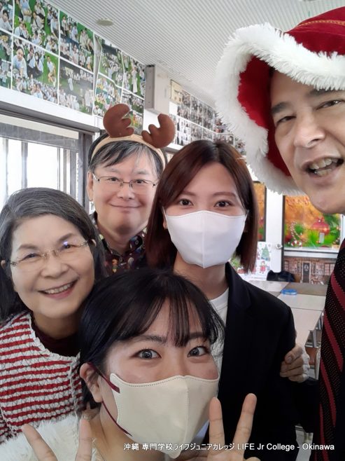 12月25日（水）メリークリスマスパーティー（英語特別授業） Merry Christmas Party 2024 🎅
アップデート：

2024年のメリークリスマスパーティー（特別英語クラス）は、全員にとって間違いなく楽しい時間でした。ほとんどの日本人学生と留学生にとって、このパーティーは人生初のクリスマスのお祝い体験でした。2024年のメリークリスマスパーティーを学生に大好評にするために協力してくれた英語科主任のマーク・ピカード氏、その他の英語教師、担任教師に心から感謝します。専門学校ライフジュニアカレッジの私たち全員が、皆さんがメリークリスマスと2025年の幸せな新年を過ごされることを心から願っています。

このブログ投稿には厳選した写真をアップロードしましたが、専門学校ライフジュニアカレッジの Facebook ページと Instagram アカウントでは 1,000 枚以上の写真がご覧いただけます。ぜひご覧ください。そして、「いいね」「シェア」「フォロー」を忘れずにお願いします。いつもありがとうございます!

ENGLISH:

The 2024 Merry Christmas Party (Special English Class) was certainly a merry time for all. For most of the Japanese students and International students, this party was their first Christmas celebration experience ever. Much appreciation to Mark Pickard, English Department Chief, other English teachers, and homeroom teachers for helping to make the 2024 Merry Christmas Party such a big hit with the students. All of us LIFE Jr College truly hope you have a very Merry Christmas and the happiest of New Year's in 2025!

A selection of photos have been uploaded to this blog post. However, you can view over 1,000 photographs on the LIFE Jr College Facebook Page and the Instagram Account. Please check out those photos. And, please remember to "Like" "Share" and "Follow". Much appreciation as always!
