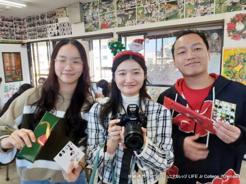 12月25日（水）メリークリスマスパーティー（英語特別授業） Merry Christmas Party 2024 🎅
アップデート：

2024年のメリークリスマスパーティー（特別英語クラス）は、全員にとって間違いなく楽しい時間でした。ほとんどの日本人学生と留学生にとって、このパーティーは人生初のクリスマスのお祝い体験でした。2024年のメリークリスマスパーティーを学生に大好評にするために協力してくれた英語科主任のマーク・ピカード氏、その他の英語教師、担任教師に心から感謝します。専門学校ライフジュニアカレッジの私たち全員が、皆さんがメリークリスマスと2025年の幸せな新年を過ごされることを心から願っています。

このブログ投稿には厳選した写真をアップロードしましたが、専門学校ライフジュニアカレッジの Facebook ページと Instagram アカウントでは 1,000 枚以上の写真がご覧いただけます。ぜひご覧ください。そして、「いいね」「シェア」「フォロー」を忘れずにお願いします。いつもありがとうございます!

ENGLISH:

The 2024 Merry Christmas Party (Special English Class) was certainly a merry time for all. For most of the Japanese students and International students, this party was their first Christmas celebration experience ever. Much appreciation to Mark Pickard, English Department Chief, other English teachers, and homeroom teachers for helping to make the 2024 Merry Christmas Party such a big hit with the students. All of us LIFE Jr College truly hope you have a very Merry Christmas and the happiest of New Year's in 2025!

A selection of photos have been uploaded to this blog post. However, you can view over 1,000 photographs on the LIFE Jr College Facebook Page and the Instagram Account. Please check out those photos. And, please remember to "Like" "Share" and "Follow". Much appreciation as always!
11