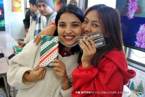 12月25日（水）メリークリスマスパーティー（英語特別授業） Merry Christmas Party 2024 🎅
アップデート：

2024年のメリークリスマスパーティー（特別英語クラス）は、全員にとって間違いなく楽しい時間でした。ほとんどの日本人学生と留学生にとって、このパーティーは人生初のクリスマスのお祝い体験でした。2024年のメリークリスマスパーティーを学生に大好評にするために協力してくれた英語科主任のマーク・ピカード氏、その他の英語教師、担任教師に心から感謝します。専門学校ライフジュニアカレッジの私たち全員が、皆さんがメリークリスマスと2025年の幸せな新年を過ごされることを心から願っています。

このブログ投稿には厳選した写真をアップロードしましたが、専門学校ライフジュニアカレッジの Facebook ページと Instagram アカウントでは 1,000 枚以上の写真がご覧いただけます。ぜひご覧ください。そして、「いいね」「シェア」「フォロー」を忘れずにお願いします。いつもありがとうございます!

ENGLISH:

The 2024 Merry Christmas Party (Special English Class) was certainly a merry time for all. For most of the Japanese students and International students, this party was their first Christmas celebration experience ever. Much appreciation to Mark Pickard, English Department Chief, other English teachers, and homeroom teachers for helping to make the 2024 Merry Christmas Party such a big hit with the students. All of us LIFE Jr College truly hope you have a very Merry Christmas and the happiest of New Year's in 2025!

A selection of photos have been uploaded to this blog post. However, you can view over 1,000 photographs on the LIFE Jr College Facebook Page and the Instagram Account. Please check out those photos. And, please remember to "Like" "Share" and "Follow". Much appreciation as always!
5