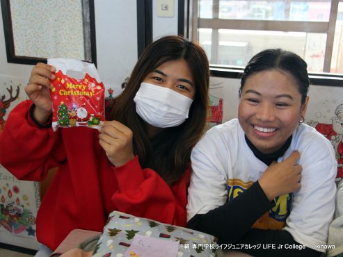 12月25日（水）メリークリスマスパーティー（英語特別授業） Merry Christmas Party 2024 🎅
アップデート：

2024年のメリークリスマスパーティー（特別英語クラス）は、全員にとって間違いなく楽しい時間でした。ほとんどの日本人学生と留学生にとって、このパーティーは人生初のクリスマスのお祝い体験でした。2024年のメリークリスマスパーティーを学生に大好評にするために協力してくれた英語科主任のマーク・ピカード氏、その他の英語教師、担任教師に心から感謝します。専門学校ライフジュニアカレッジの私たち全員が、皆さんがメリークリスマスと2025年の幸せな新年を過ごされることを心から願っています。

このブログ投稿には厳選した写真をアップロードしましたが、専門学校ライフジュニアカレッジの Facebook ページと Instagram アカウントでは 1,000 枚以上の写真がご覧いただけます。ぜひご覧ください。そして、「いいね」「シェア」「フォロー」を忘れずにお願いします。いつもありがとうございます!

ENGLISH:

The 2024 Merry Christmas Party (Special English Class) was certainly a merry time for all. For most of the Japanese students and International students, this party was their first Christmas celebration experience ever. Much appreciation to Mark Pickard, English Department Chief, other English teachers, and homeroom teachers for helping to make the 2024 Merry Christmas Party such a big hit with the students. All of us LIFE Jr College truly hope you have a very Merry Christmas and the happiest of New Year's in 2025!

A selection of photos have been uploaded to this blog post. However, you can view over 1,000 photographs on the LIFE Jr College Facebook Page and the Instagram Account. Please check out those photos. And, please remember to "Like" "Share" and "Follow". Much appreciation as always!
15