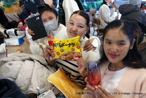 12月25日（水）メリークリスマスパーティー（英語特別授業） Merry Christmas Party 2024 🎅
アップデート：

2024年のメリークリスマスパーティー（特別英語クラス）は、全員にとって間違いなく楽しい時間でした。ほとんどの日本人学生と留学生にとって、このパーティーは人生初のクリスマスのお祝い体験でした。2024年のメリークリスマスパーティーを学生に大好評にするために協力してくれた英語科主任のマーク・ピカード氏、その他の英語教師、担任教師に心から感謝します。専門学校ライフジュニアカレッジの私たち全員が、皆さんがメリークリスマスと2025年の幸せな新年を過ごされることを心から願っています。

このブログ投稿には厳選した写真をアップロードしましたが、専門学校ライフジュニアカレッジの Facebook ページと Instagram アカウントでは 1,000 枚以上の写真がご覧いただけます。ぜひご覧ください。そして、「いいね」「シェア」「フォロー」を忘れずにお願いします。いつもありがとうございます!

ENGLISH:

The 2024 Merry Christmas Party (Special English Class) was certainly a merry time for all. For most of the Japanese students and International students, this party was their first Christmas celebration experience ever. Much appreciation to Mark Pickard, English Department Chief, other English teachers, and homeroom teachers for helping to make the 2024 Merry Christmas Party such a big hit with the students. All of us LIFE Jr College truly hope you have a very Merry Christmas and the happiest of New Year's in 2025!

A selection of photos have been uploaded to this blog post. However, you can view over 1,000 photographs on the LIFE Jr College Facebook Page and the Instagram Account. Please check out those photos. And, please remember to "Like" "Share" and "Follow". Much appreciation as always!
7