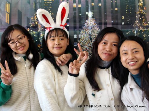 12月25日（水）メリークリスマスパーティー（英語特別授業） Merry Christmas Party 2024 🎅
アップデート：

2024年のメリークリスマスパーティー（特別英語クラス）は、全員にとって間違いなく楽しい時間でした。ほとんどの日本人学生と留学生にとって、このパーティーは人生初のクリスマスのお祝い体験でした。2024年のメリークリスマスパーティーを学生に大好評にするために協力してくれた英語科主任のマーク・ピカード氏、その他の英語教師、担任教師に心から感謝します。専門学校ライフジュニアカレッジの私たち全員が、皆さんがメリークリスマスと2025年の幸せな新年を過ごされることを心から願っています。

このブログ投稿には厳選した写真をアップロードしましたが、専門学校ライフジュニアカレッジの Facebook ページと Instagram アカウントでは 1,000 枚以上の写真がご覧いただけます。ぜひご覧ください。そして、「いいね」「シェア」「フォロー」を忘れずにお願いします。いつもありがとうございます!

ENGLISH:

The 2024 Merry Christmas Party (Special English Class) was certainly a merry time for all. For most of the Japanese students and International students, this party was their first Christmas celebration experience ever. Much appreciation to Mark Pickard, English Department Chief, other English teachers, and homeroom teachers for helping to make the 2024 Merry Christmas Party such a big hit with the students. All of us LIFE Jr College truly hope you have a very Merry Christmas and the happiest of New Year's in 2025!

A selection of photos have been uploaded to this blog post. However, you can view over 1,000 photographs on the LIFE Jr College Facebook Page and the Instagram Account. Please check out those photos. And, please remember to "Like" "Share" and "Follow". Much appreciation as always!
4