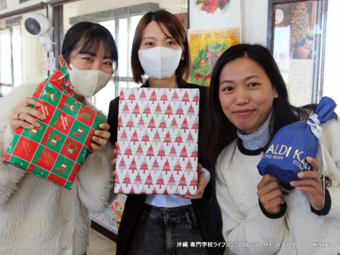 12月25日（水）メリークリスマスパーティー（英語特別授業） Merry Christmas Party 2024 🎅
アップデート：

2024年のメリークリスマスパーティー（特別英語クラス）は、全員にとって間違いなく楽しい時間でした。ほとんどの日本人学生と留学生にとって、このパーティーは人生初のクリスマスのお祝い体験でした。2024年のメリークリスマスパーティーを学生に大好評にするために協力してくれた英語科主任のマーク・ピカード氏、その他の英語教師、担任教師に心から感謝します。専門学校ライフジュニアカレッジの私たち全員が、皆さんがメリークリスマスと2025年の幸せな新年を過ごされることを心から願っています。

このブログ投稿には厳選した写真をアップロードしましたが、専門学校ライフジュニアカレッジの Facebook ページと Instagram アカウントでは 1,000 枚以上の写真がご覧いただけます。ぜひご覧ください。そして、「いいね」「シェア」「フォロー」を忘れずにお願いします。いつもありがとうございます!

ENGLISH:

The 2024 Merry Christmas Party (Special English Class) was certainly a merry time for all. For most of the Japanese students and International students, this party was their first Christmas celebration experience ever. Much appreciation to Mark Pickard, English Department Chief, other English teachers, and homeroom teachers for helping to make the 2024 Merry Christmas Party such a big hit with the students. All of us LIFE Jr College truly hope you have a very Merry Christmas and the happiest of New Year's in 2025!

A selection of photos have been uploaded to this blog post. However, you can view over 1,000 photographs on the LIFE Jr College Facebook Page and the Instagram Account. Please check out those photos. And, please remember to "Like" "Share" and "Follow". Much appreciation as always!
6