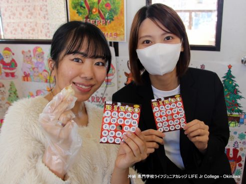 12月25日（水）メリークリスマスパーティー（英語特別授業） Merry Christmas Party 2024 🎅
アップデート：

2024年のメリークリスマスパーティー（特別英語クラス）は、全員にとって間違いなく楽しい時間でした。ほとんどの日本人学生と留学生にとって、このパーティーは人生初のクリスマスのお祝い体験でした。2024年のメリークリスマスパーティーを学生に大好評にするために協力してくれた英語科主任のマーク・ピカード氏、その他の英語教師、担任教師に心から感謝します。専門学校ライフジュニアカレッジの私たち全員が、皆さんがメリークリスマスと2025年の幸せな新年を過ごされることを心から願っています。

このブログ投稿には厳選した写真をアップロードしましたが、専門学校ライフジュニアカレッジの Facebook ページと Instagram アカウントでは 1,000 枚以上の写真がご覧いただけます。ぜひご覧ください。そして、「いいね」「シェア」「フォロー」を忘れずにお願いします。いつもありがとうございます!

ENGLISH:

The 2024 Merry Christmas Party (Special English Class) was certainly a merry time for all. For most of the Japanese students and International students, this party was their first Christmas celebration experience ever. Much appreciation to Mark Pickard, English Department Chief, other English teachers, and homeroom teachers for helping to make the 2024 Merry Christmas Party such a big hit with the students. All of us LIFE Jr College truly hope you have a very Merry Christmas and the happiest of New Year's in 2025!

A selection of photos have been uploaded to this blog post. However, you can view over 1,000 photographs on the LIFE Jr College Facebook Page and the Instagram Account. Please check out those photos. And, please remember to "Like" "Share" and "Follow". Much appreciation as always!
10