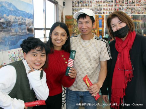 12月25日（水）メリークリスマスパーティー（英語特別授業） Merry Christmas Party 2024 🎅
アップデート：

2024年のメリークリスマスパーティー（特別英語クラス）は、全員にとって間違いなく楽しい時間でした。ほとんどの日本人学生と留学生にとって、このパーティーは人生初のクリスマスのお祝い体験でした。2024年のメリークリスマスパーティーを学生に大好評にするために協力してくれた英語科主任のマーク・ピカード氏、その他の英語教師、担任教師に心から感謝します。専門学校ライフジュニアカレッジの私たち全員が、皆さんがメリークリスマスと2025年の幸せな新年を過ごされることを心から願っています。

このブログ投稿には厳選した写真をアップロードしましたが、専門学校ライフジュニアカレッジの Facebook ページと Instagram アカウントでは 1,000 枚以上の写真がご覧いただけます。ぜひご覧ください。そして、「いいね」「シェア」「フォロー」を忘れずにお願いします。いつもありがとうございます!

ENGLISH:

The 2024 Merry Christmas Party (Special English Class) was certainly a merry time for all. For most of the Japanese students and International students, this party was their first Christmas celebration experience ever. Much appreciation to Mark Pickard, English Department Chief, other English teachers, and homeroom teachers for helping to make the 2024 Merry Christmas Party such a big hit with the students. All of us LIFE Jr College truly hope you have a very Merry Christmas and the happiest of New Year's in 2025!

A selection of photos have been uploaded to this blog post. However, you can view over 1,000 photographs on the LIFE Jr College Facebook Page and the Instagram Account. Please check out those photos. And, please remember to "Like" "Share" and "Follow". Much appreciation as always!
13